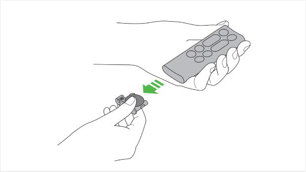 Tālvadības pultī tiek nomainītas baterijas.