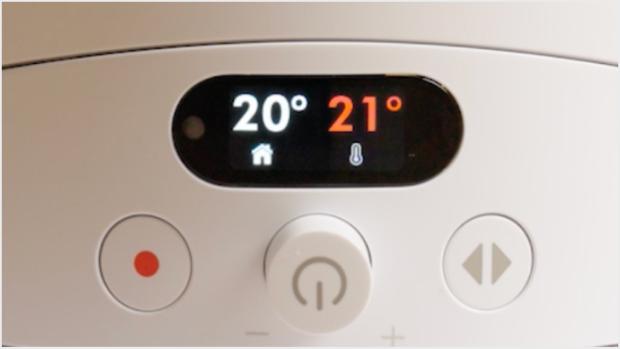 LCD ekrānā tiek attēlota pašreizējā un mērķa istabas temperatūra.