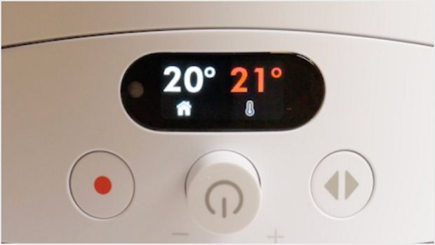 LCD ekrānā tiek attēlota pašreizējā un mērķa istabas temperatūra.