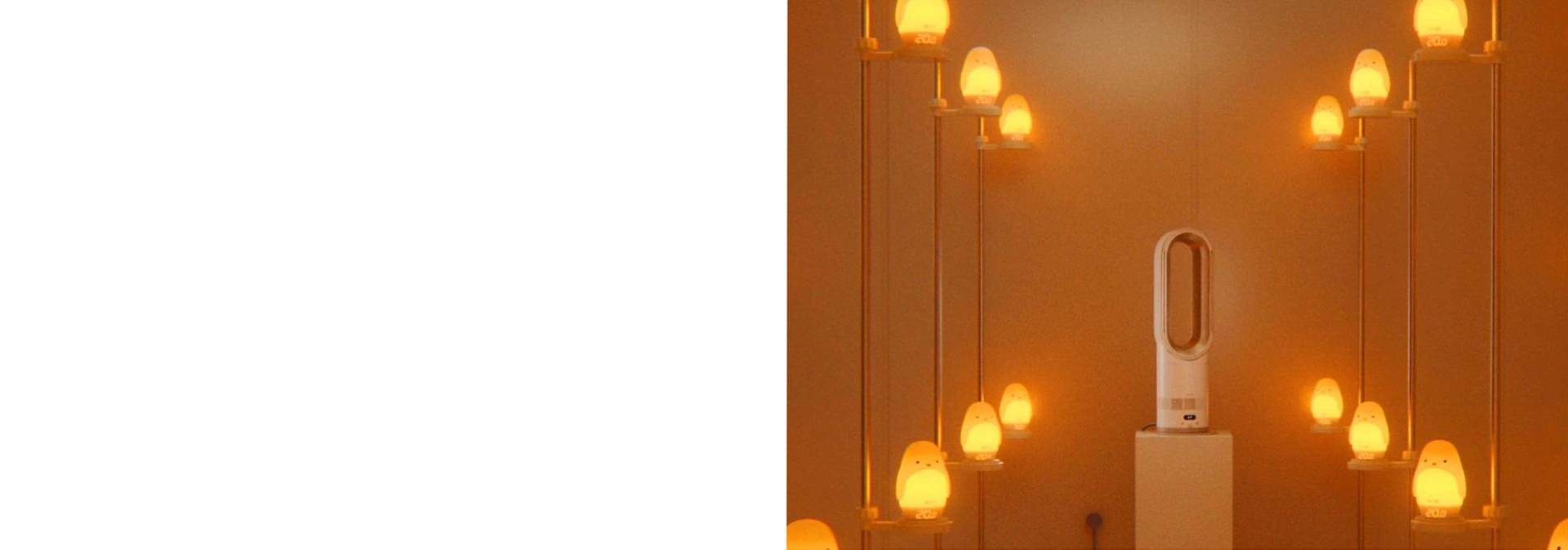 „Dyson Hot+Cool HF1 Remote Link“ nuotolinio valdymo šildytuvas su išankstinio šildymo funkcija ir ventiliatorius šildo didelę bandymų patalpą „Dyson“ laboratorijoje.