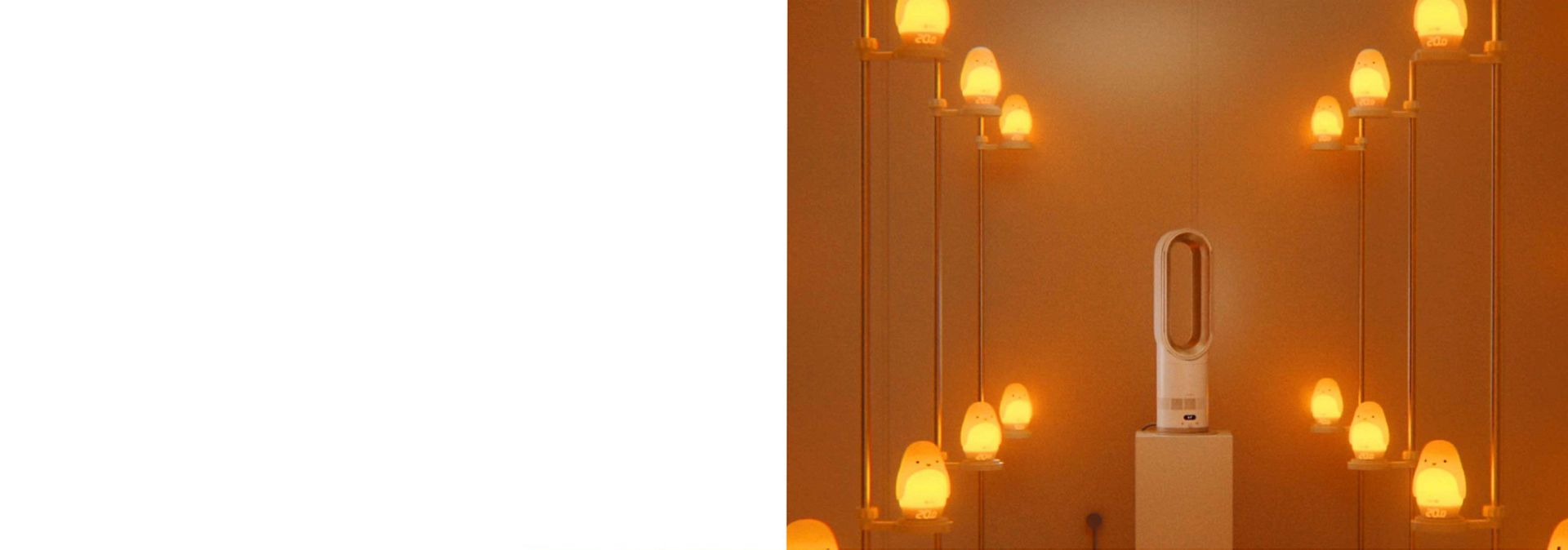 „Dyson Hot+Cool HF1 Remote Link“ nuotolinio valdymo šildytuvas su išankstinio šildymo funkcija ir ventiliatorius šildo didelę bandymų patalpą „Dyson“ laboratorijoje.