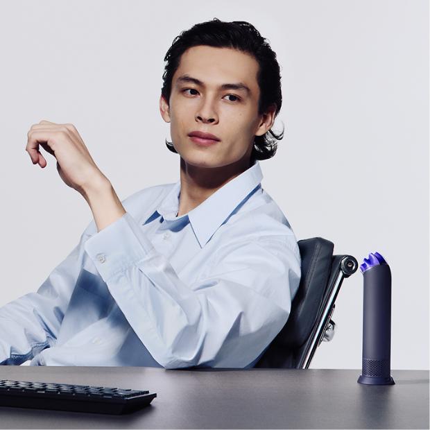 Dyson HushJet™ Mini Cool 風扇放置於充電座上。