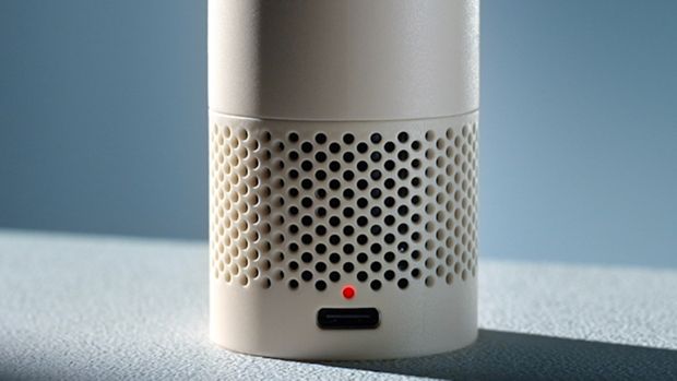 The rear LED below the air inlet lights up red.