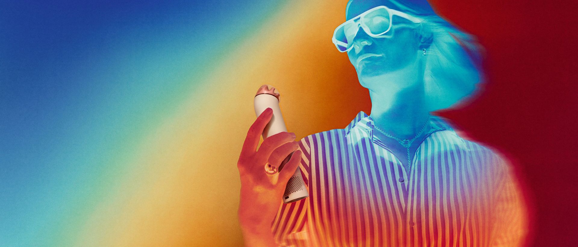 Las imágenes térmicas muestran a un modelo utilizando el ventilador portátil Dyson HushJet Mini Cool para refrescarse.