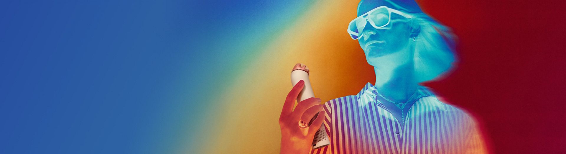 Termografinės nuotraukos rodo modelį, kuri naudoja nešiojamą ventiliatorių „Dyson HushJet Mini Cool“ vėsinimui.