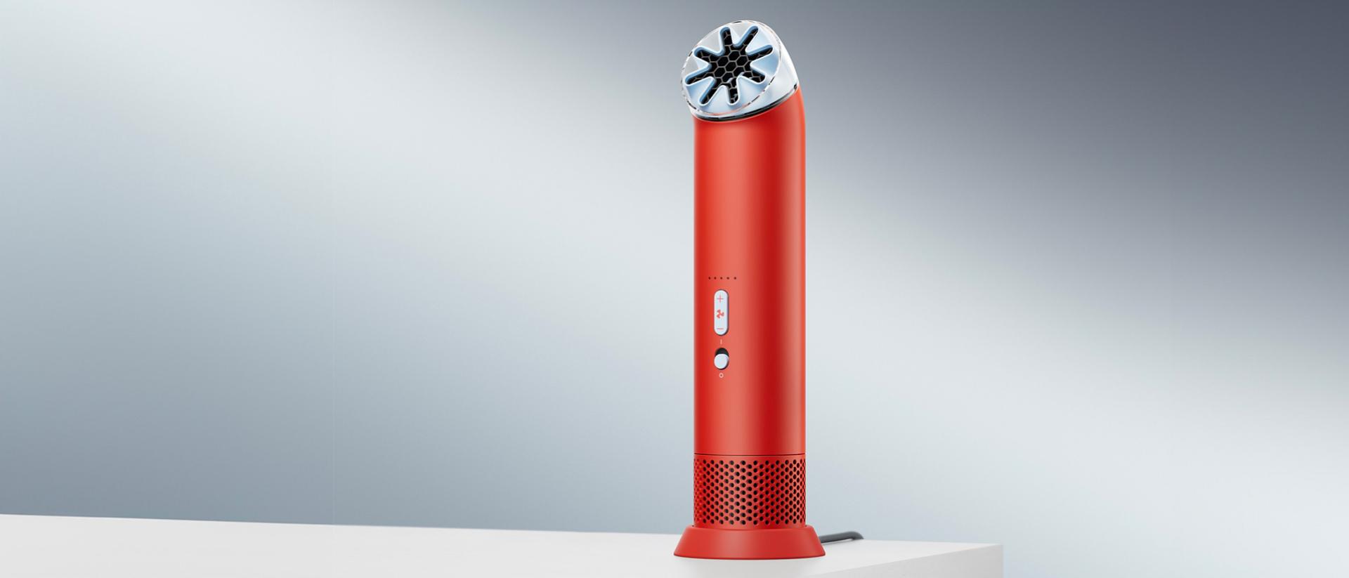 Prenosný ventilátor Dyson HushJet Mini Cool v nabíjacom stojane na stole.