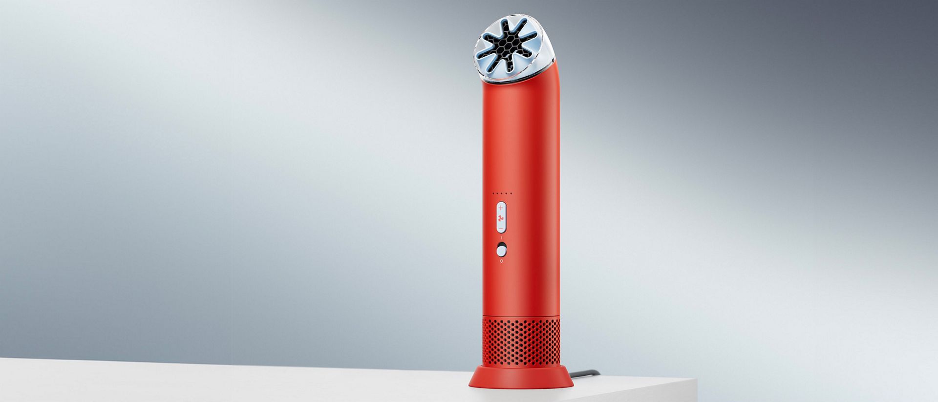 Prenosný ventilátor Dyson HushJet Mini Cool v nabíjacom stojane na stole.