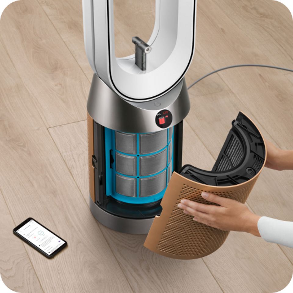Beim Dyson Find+Follow Purifier Cool Ventilator wird ein Filter ersetzt. Beim Dyson Find+Follow Purifier Cool Ventilator wird ein Filter ersetzt.