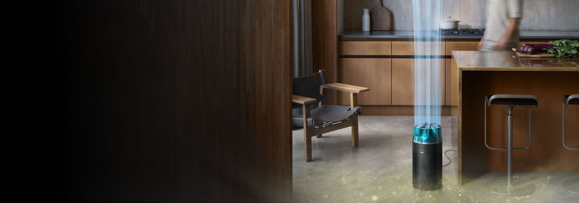 Kompaktni pročišćivač Dyson HushJet projicira pročišćeni zrak u velikoj prostoriji.