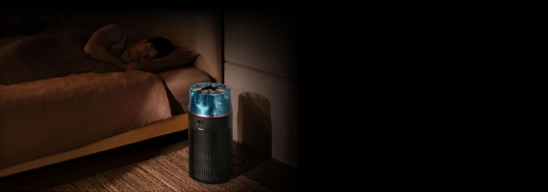 يعمل جهاز تنقية الهواء دايسون هاش جيت كومباكت في غرفة النوم بجوار شخص نائم. ويُظهر الرسم البياني جودة الهواء مع مرور الوقت.