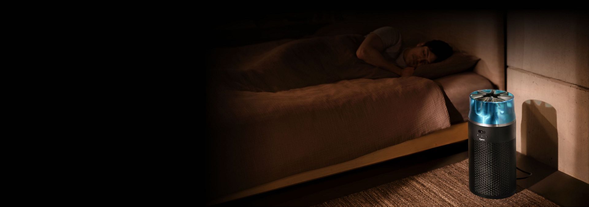 Kompaktni pročišćivač Dyson HushJet radi u spavaćoj sobi pored osobe koja spava. Grafikon prikazuje kvalitetu zraka tijekom vremena.