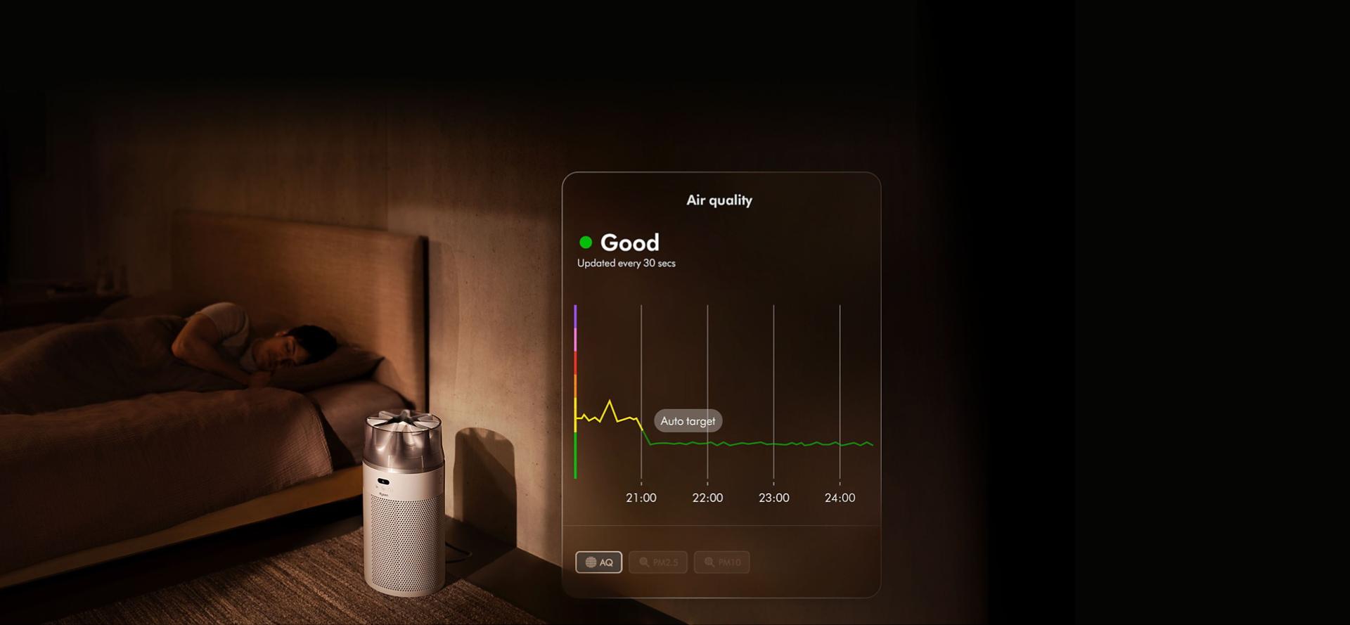 يعمل جهاز تنقية الهواء المدمج Dyson HushJet في غرفة نوم بجوار شخص نائم، مع عرض مخطط يوضح جودة الهواء مع مرور الوقت.