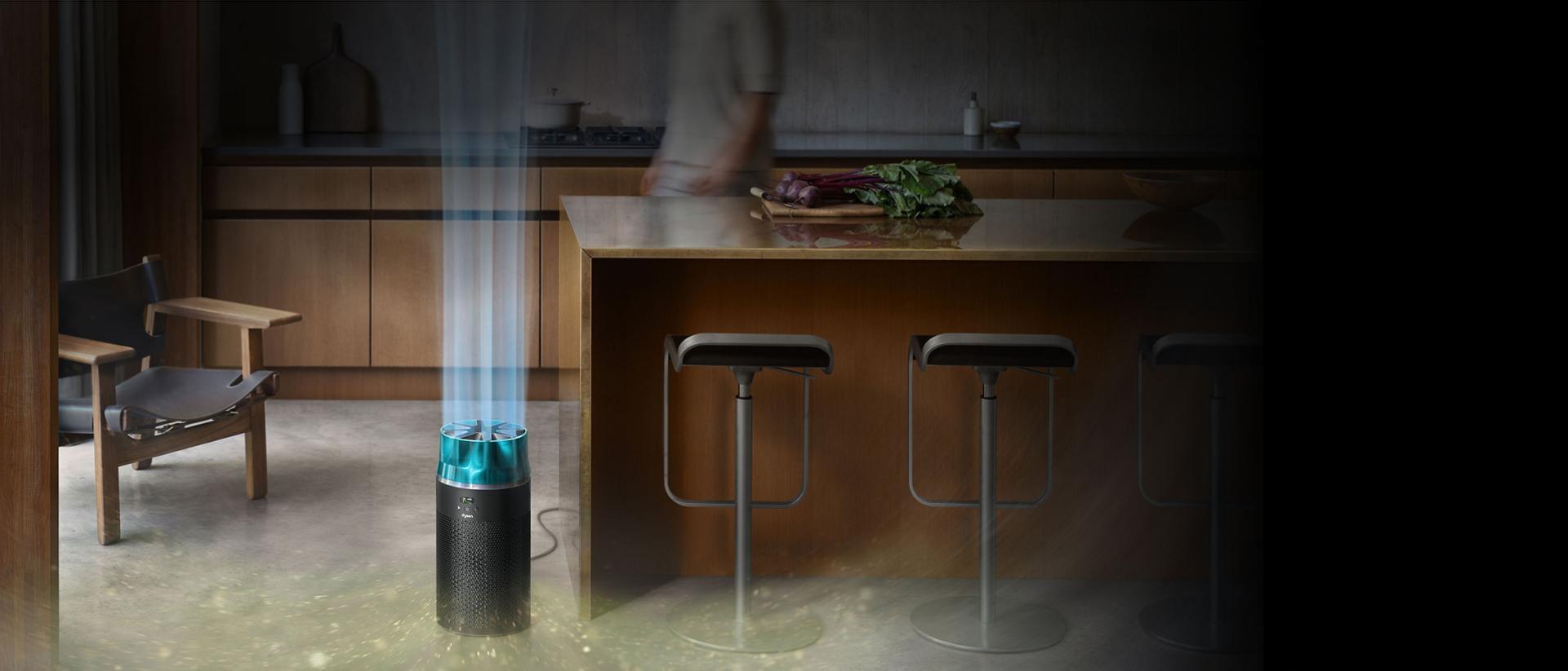 يقوم جهاز تنقية الهواء المدمج Dyson HushJet بتوزيع الهواء النقي في غرفة كبيرة.