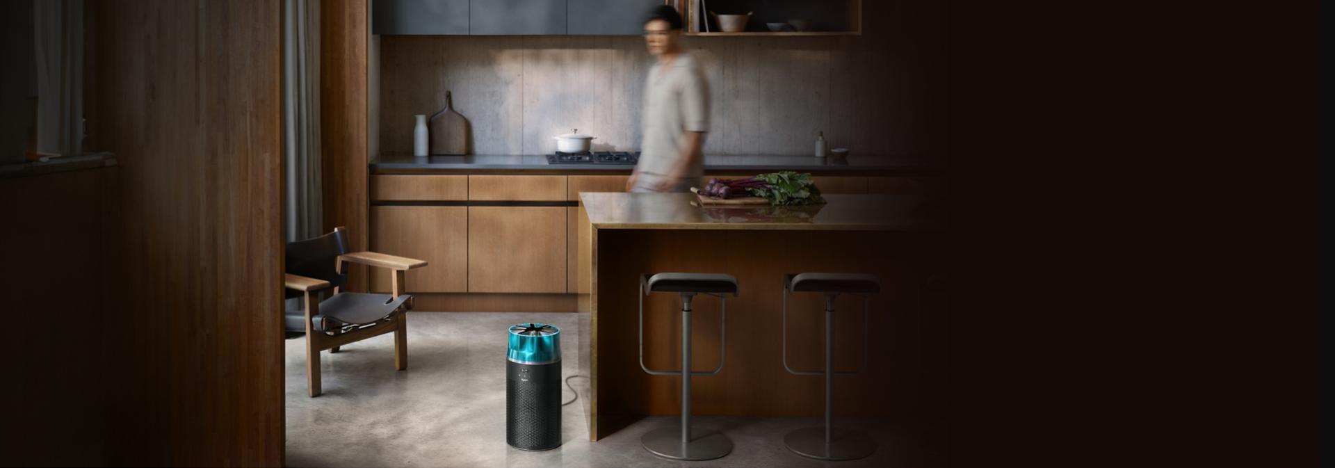 جهاز تنقية الهواء المدمج HushJet من Dyson بجوار طاولة المطبخ.