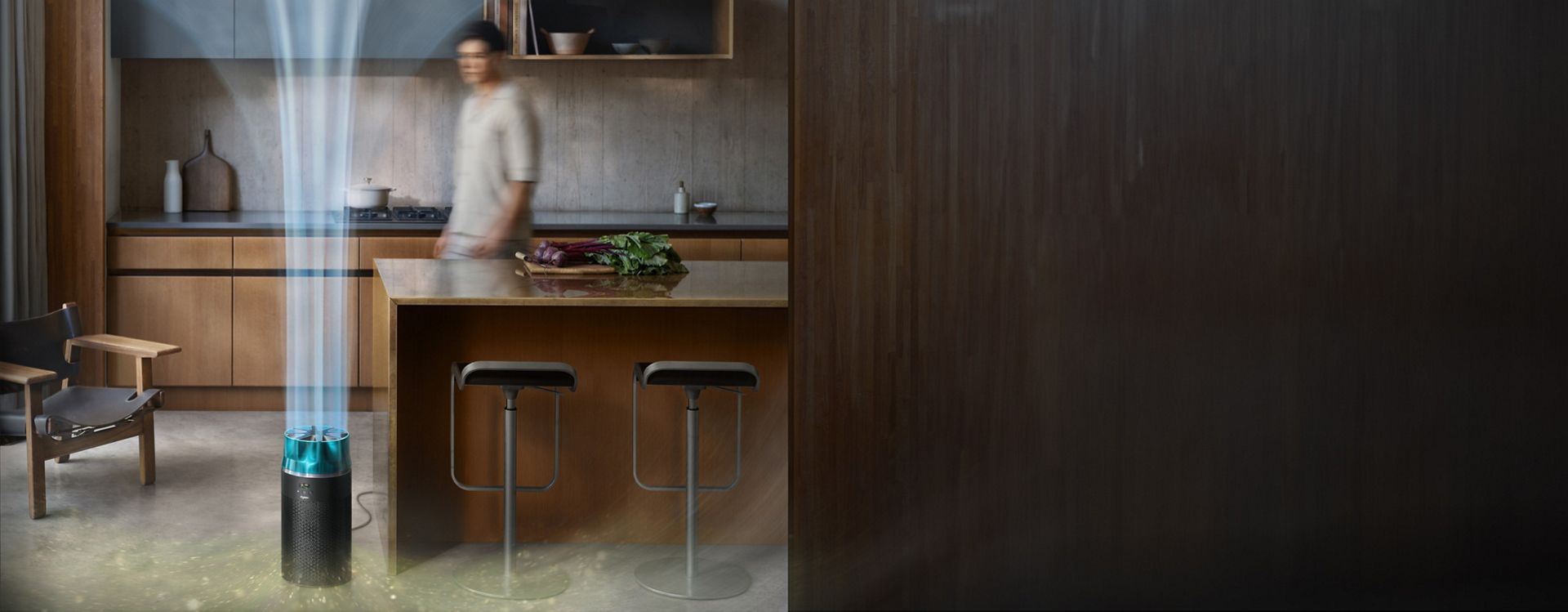 يقوم جهاز تنقية الهواء المدمج HushJet من Dyson بضخ هواء نقي في المطبخ.