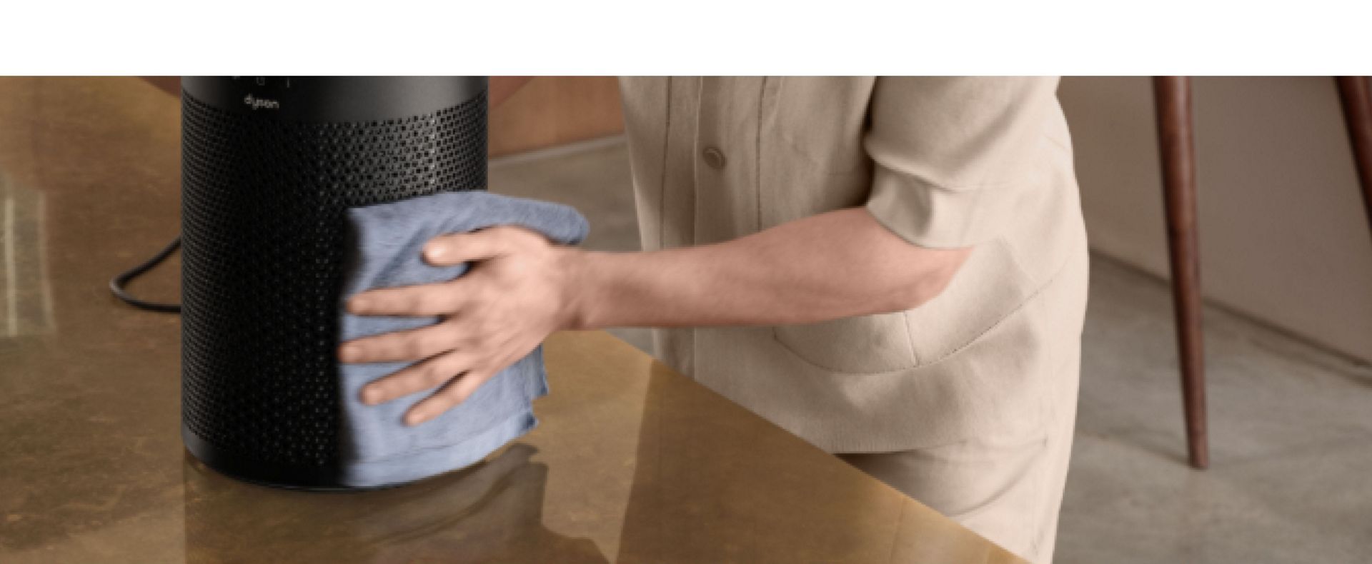 يتم تنظيف جهاز تنقية الهواء المدمج HushJet من Dyson باستخدام قطعة قماش.