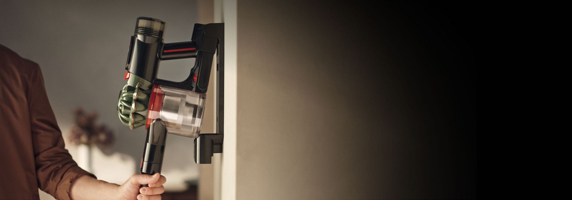 تُعاد مكنسة دايسون V8 Cyclone إلى قاعدة الشحن الخاصة بها.