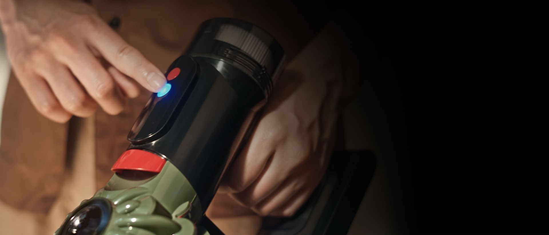 زر التحكم في وضع الطاقة الموجود في الجزء العلوي من مكنسة Dyson V8 Cyclone الكهربائية.