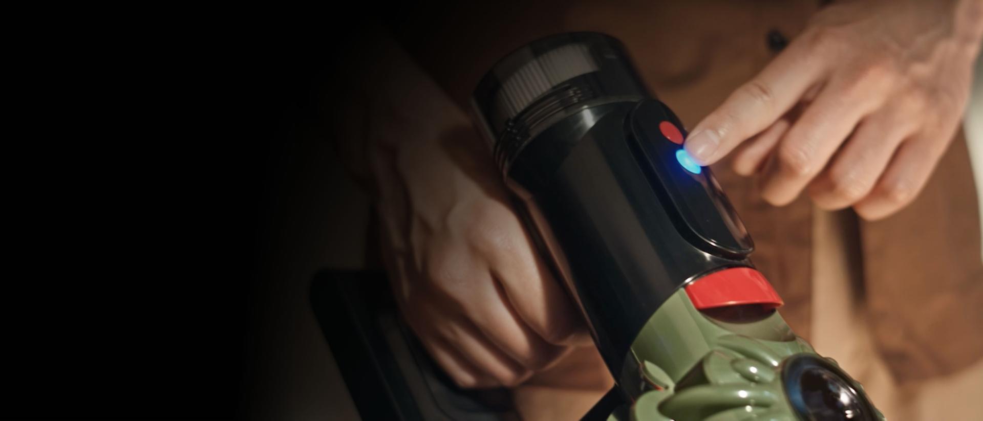 Galios režimo valdymo mygtukas „Dyson V8 Cyclone“ dulkių siurblio viršuje.