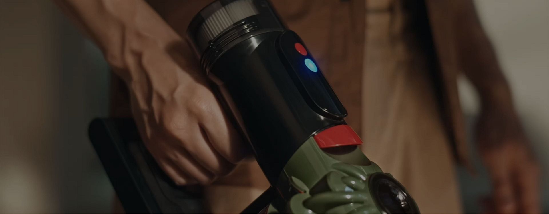 Butonul de control al modului de putere de pe partea superioară a aspiratorului Dyson V8 Cyclone.