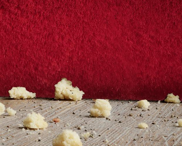 Fluffy 클리너 헤드가 미세한 먼지와 큰 이물질을 청소하는 동안 직조된 나일론 소재의 클로즈업.