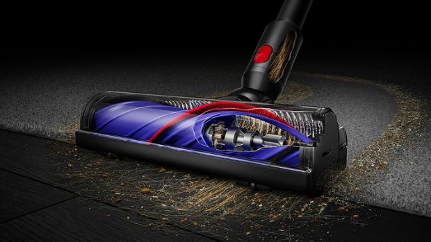 تُستخدم مكنسة دايسون V8 Cyclone مع الأداة الصغيرة الآلية لتنظيف سرير الحيوانات الأليفة.