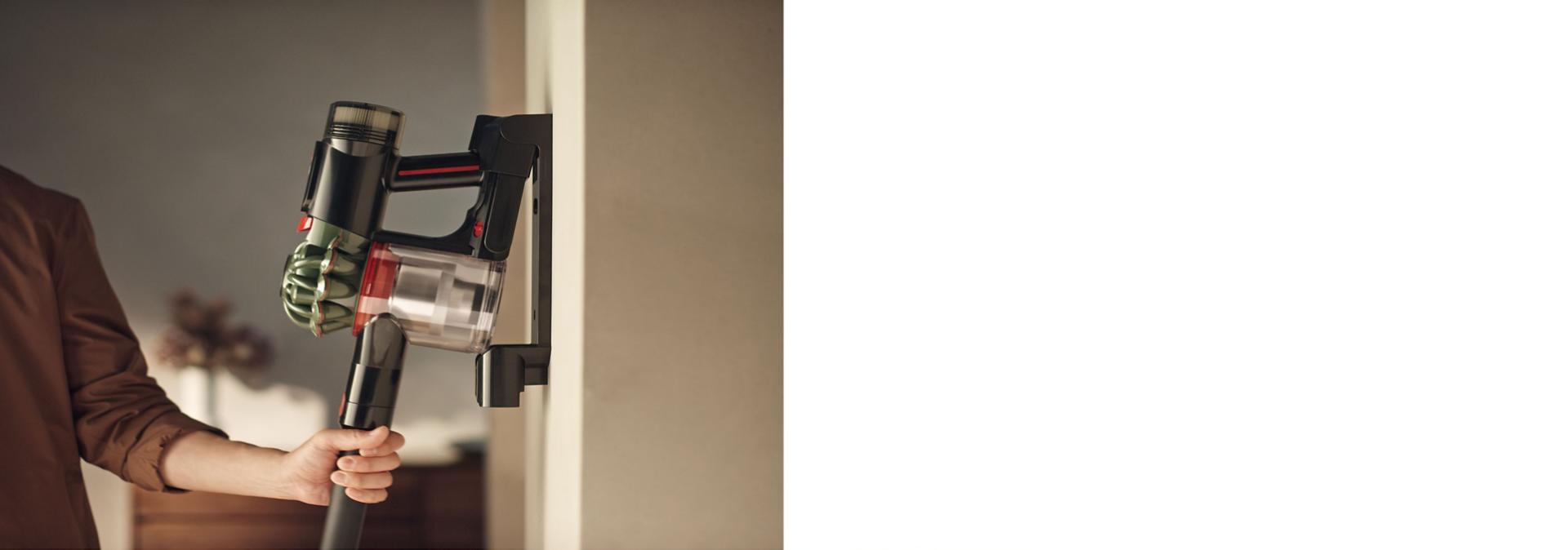 تُعاد مكنسة دايسون V8 Cyclone إلى قاعدة الشحن.