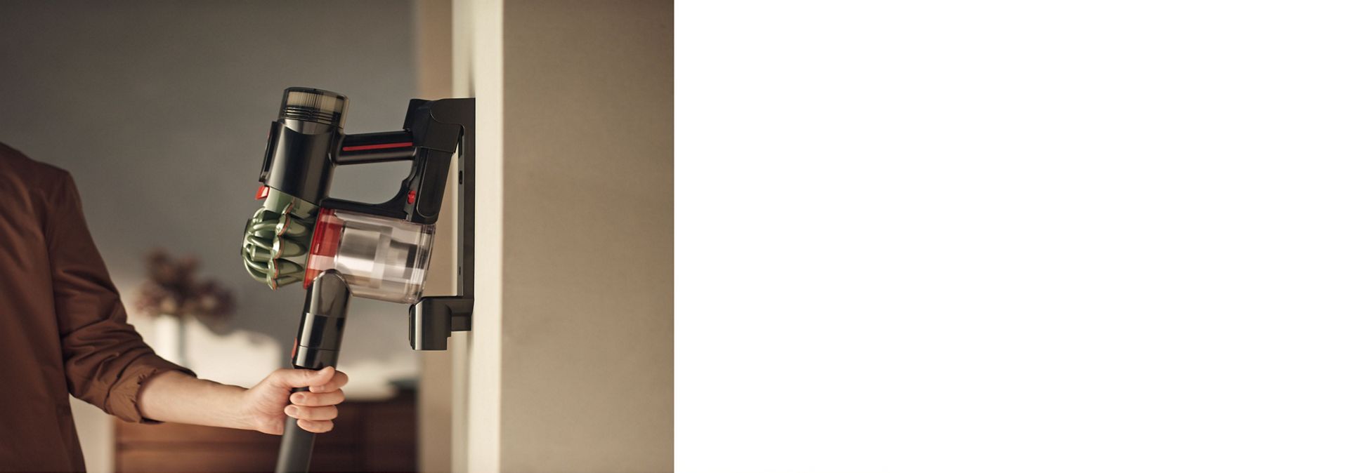 تُعاد مكنسة دايسون V8 Cyclone إلى قاعدة الشحن.