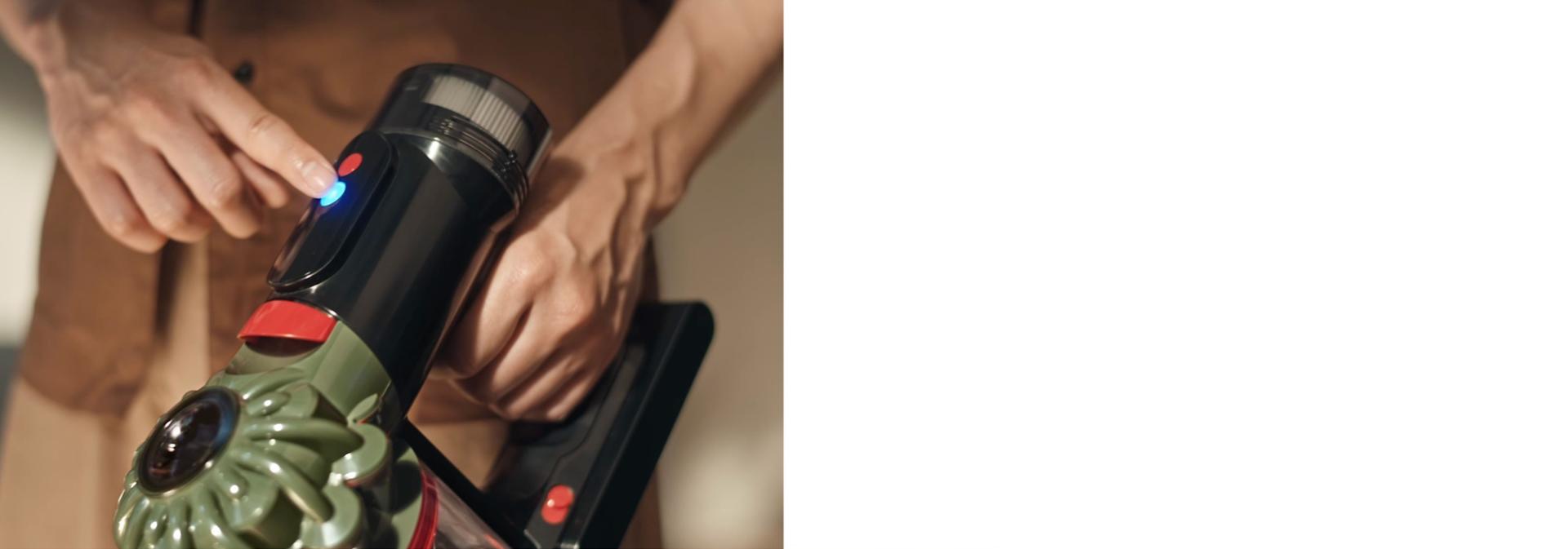 زر التحكم في وضع الطاقة الموجود في الجزء العلوي من مكنسة Dyson V8 Cyclone الكهربائية.