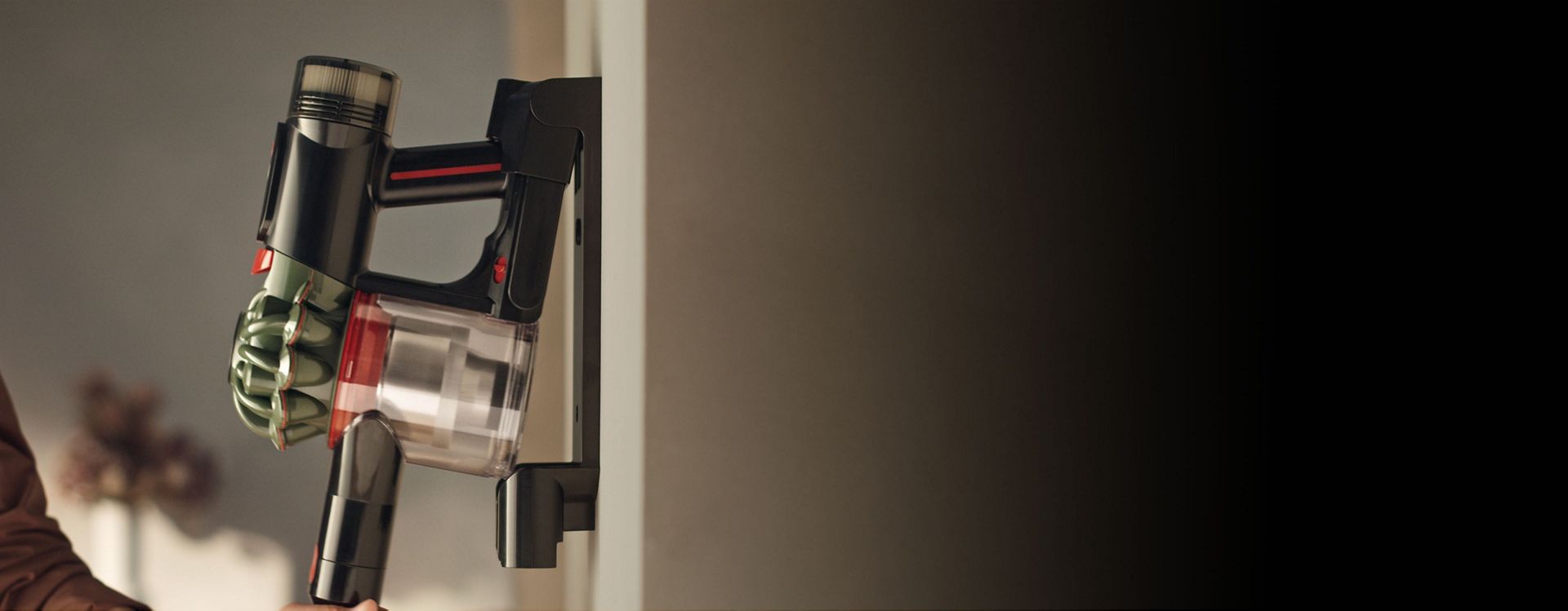 تتم إعادة مكنسة Dyson V8 Cyclone إلى قاعدة الشحن الخاصة بها.