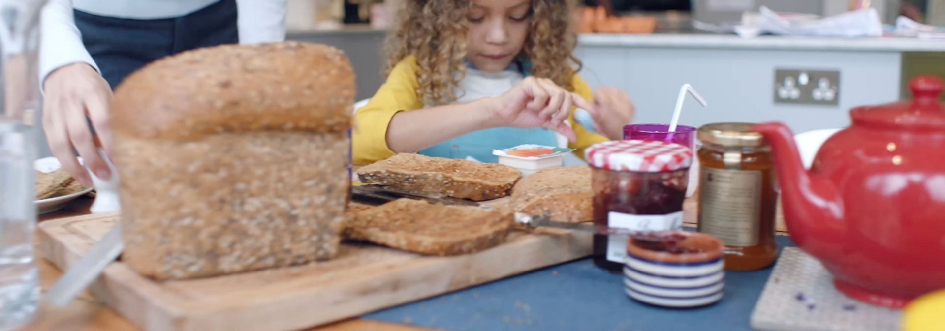 Dijete doručkuje za kuhinjskim stolom.