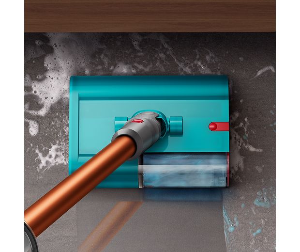 Końcówka do czyszczenia na mokro Dyson Submarine w trakcie czyszczenia płytek na podłodze w łazience.