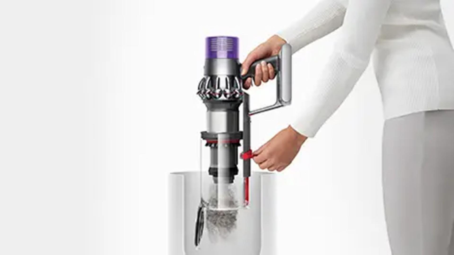 Vyprazdňování vysavače Dyson Cyclone V10.