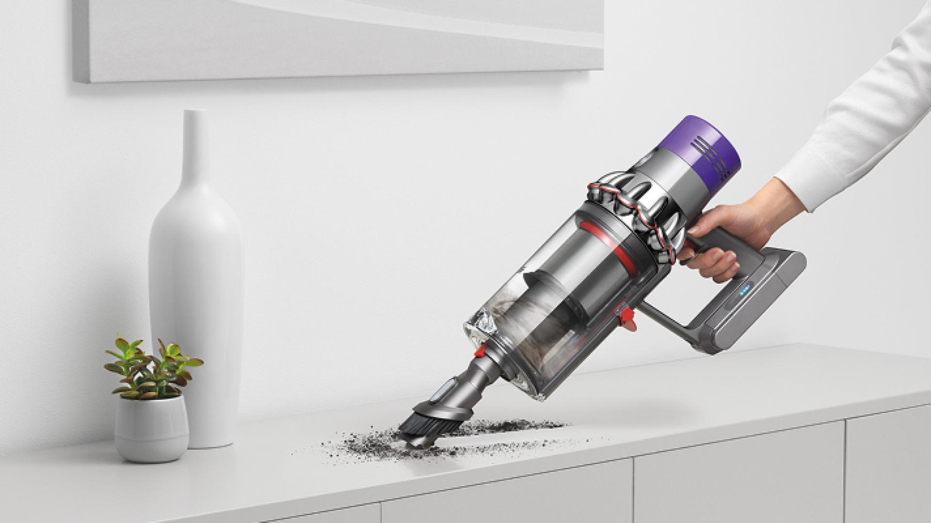 Vysavač Dyson Cyclone V10 používaný v režimu ručního vysavače.