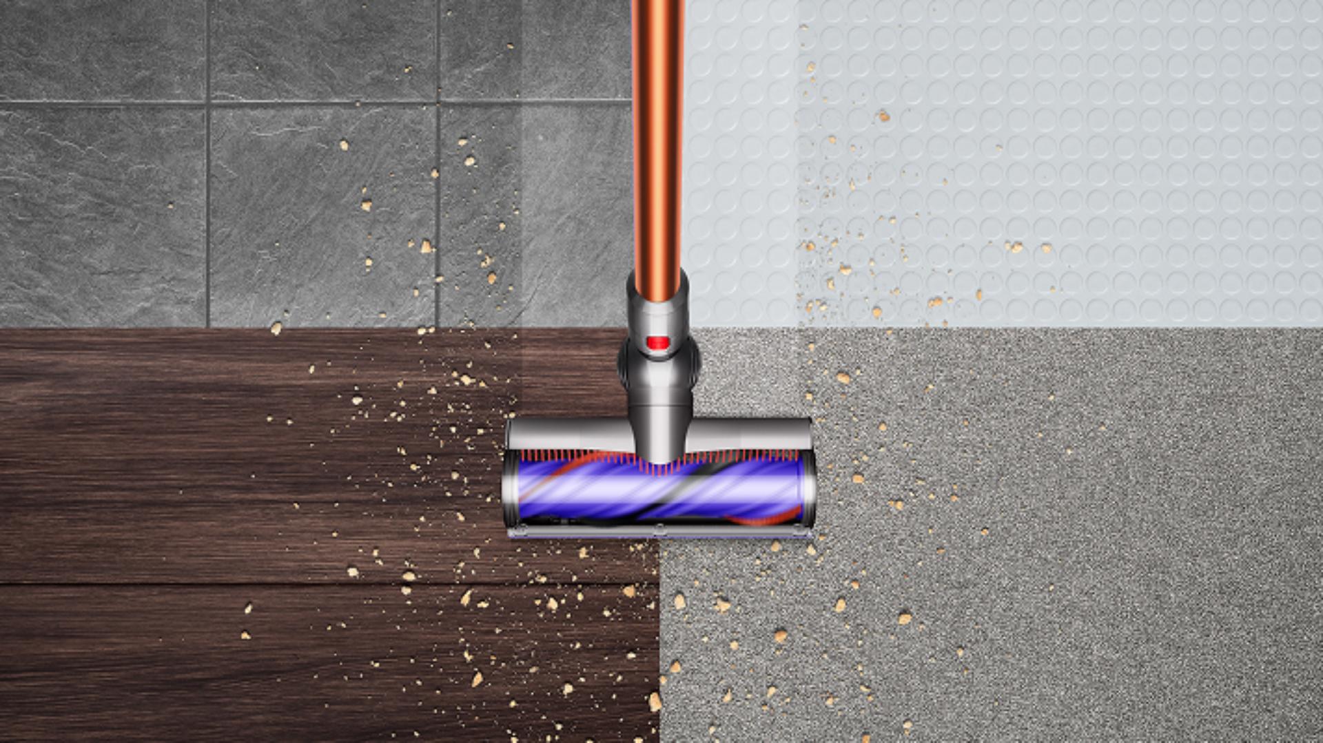 Vysavač Dyson Cyclone V10 používaný k úklidu různých typů tvrdých podlah a koberců.