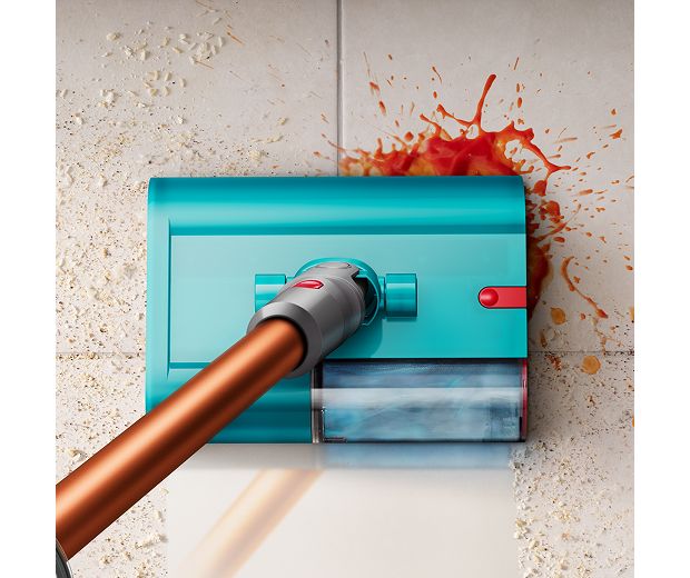 Końcówka do czyszczenia na mokro Dyson Submarine w trakcie czyszczenia płytek na podłodze w kuchni.