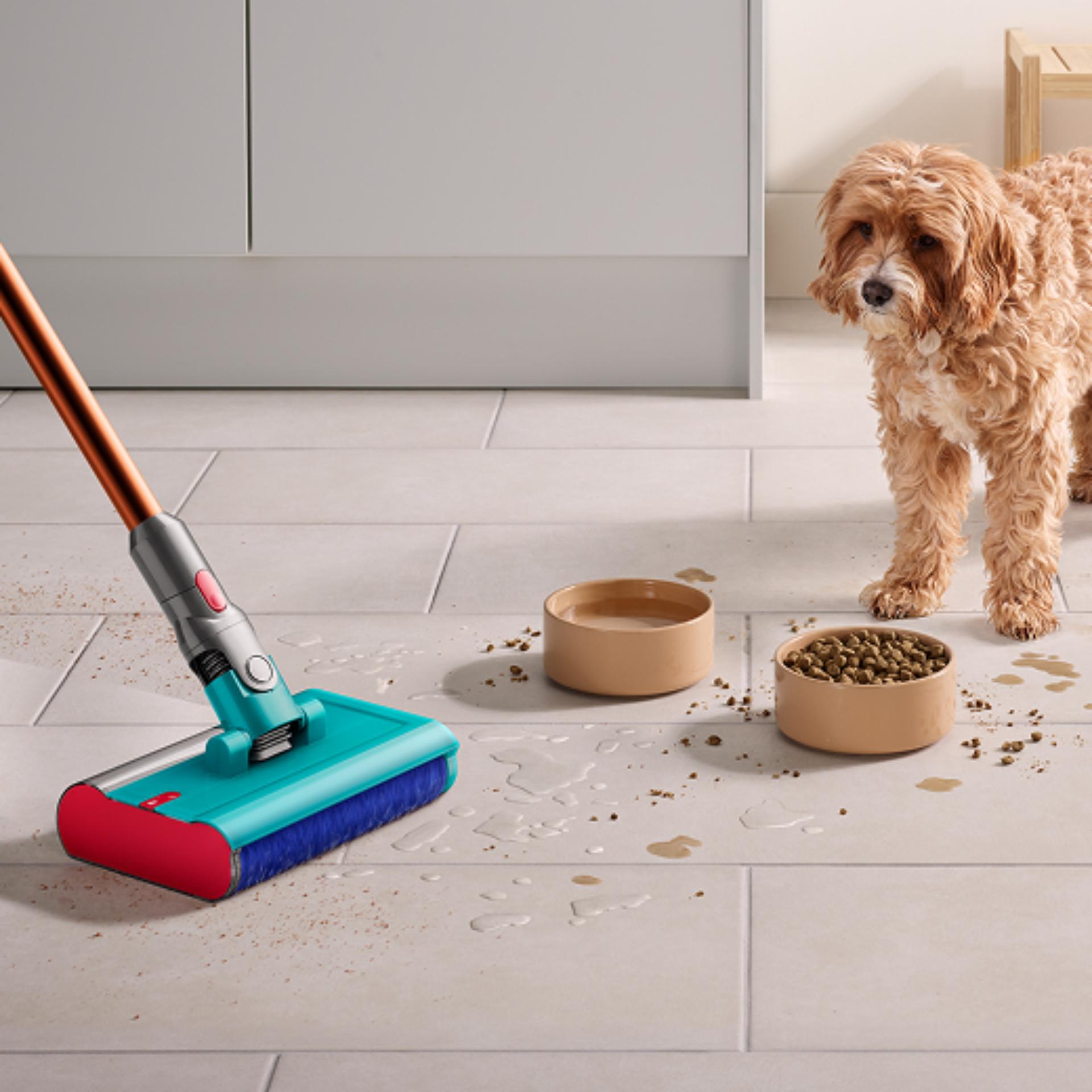 Podlahová hubice Submarine pro vytírání používaná k úklidu poblíž misky se zvířecím krmivem.