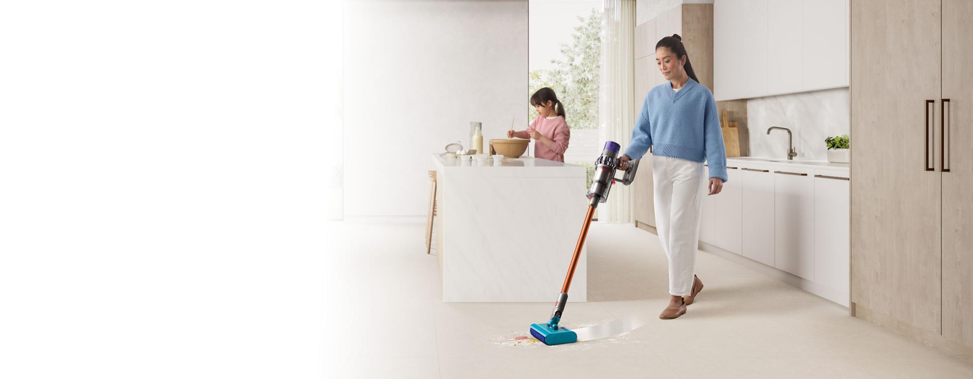 Vysavač Dyson Cyclone V10 Submarine pro vytírání a vysávání používaný k úklidu podlahy v kuchyni.