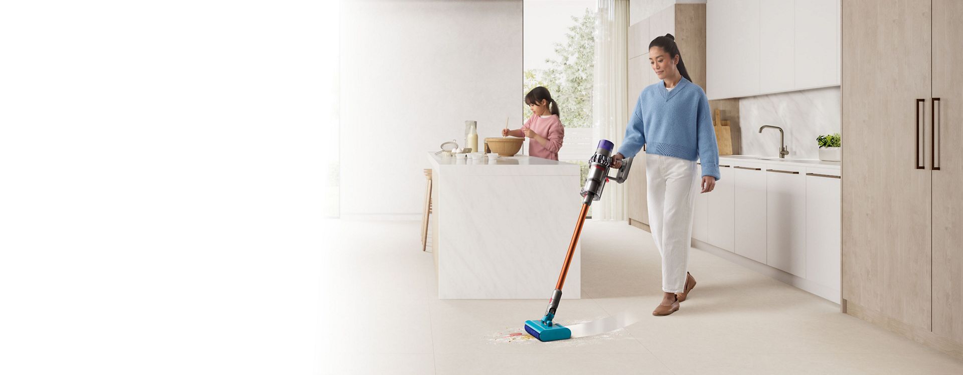 Usisavač za mokro i suho usisavanje Dyson Cyclone V10 Submarine koristi se za čišćenje kuhinjskog poda.