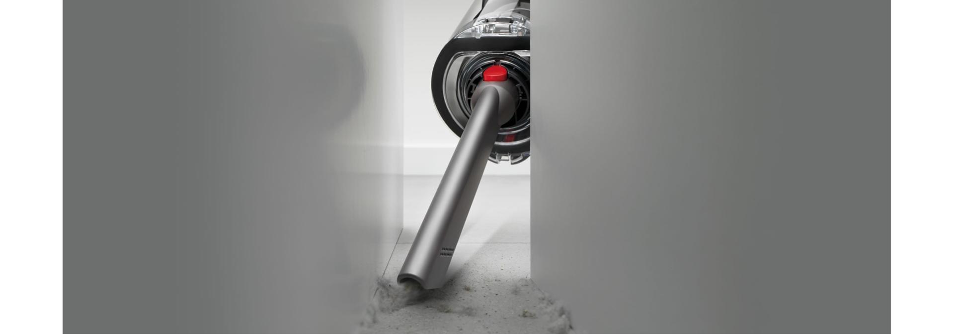 Dyson Cyclone V10 putekļu sūcējs, ko izmanto kopā ar spraugu tīrīšanas uzgali, lai iztīrītu grūti aizsniedzamu vietu.
