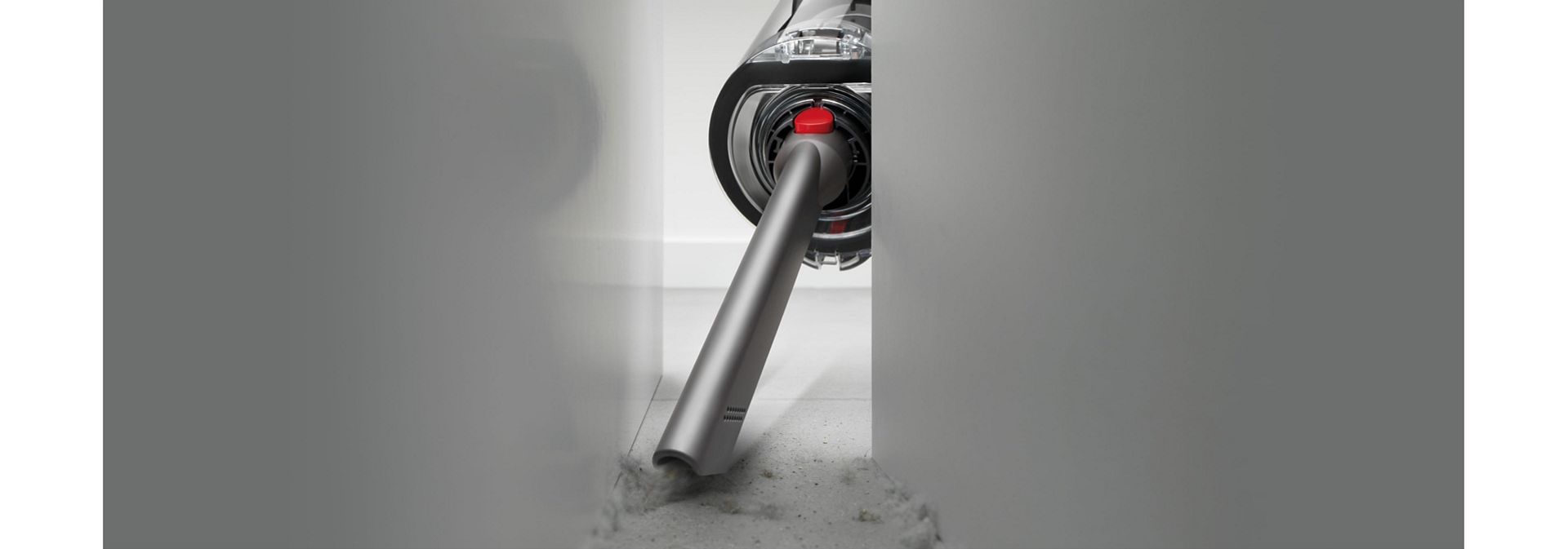 Dyson Cyclone V10 putekļu sūcējs, ko izmanto kopā ar spraugu tīrīšanas uzgali, lai iztīrītu grūti aizsniedzamu vietu.