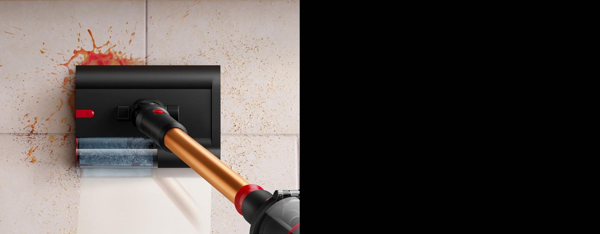 يُنظف الرأس الأسطواني المُبلّل Dyson Submarine الانسكابات من الأرضيات الصلبة.