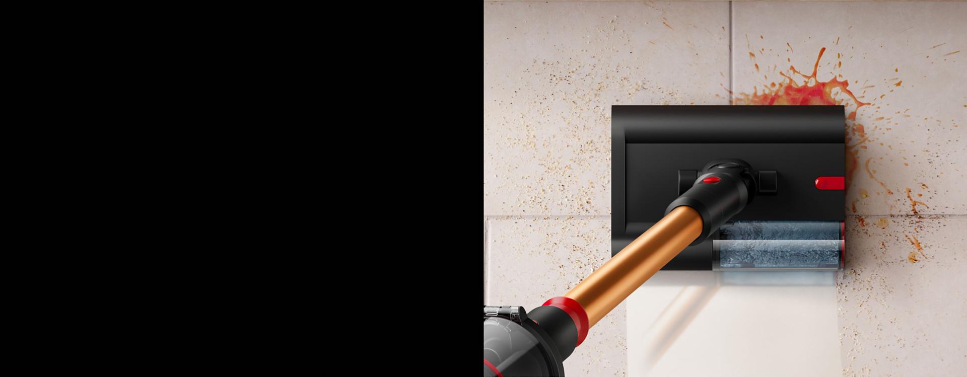 Märgpuhastuspea Dyson Submarine puhastab plaaditud põrandalt pritsmed.