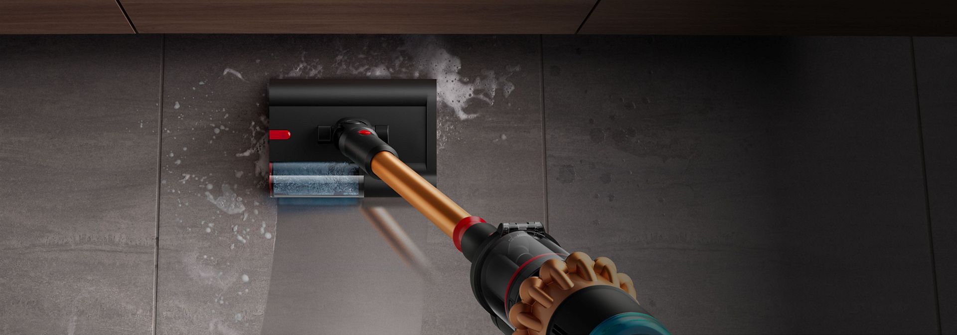 يعمل رأس التنظيف الرطب Dyson Submarine 2.0 على تنظيف الانسكابات على الأرضيات الصلبة.