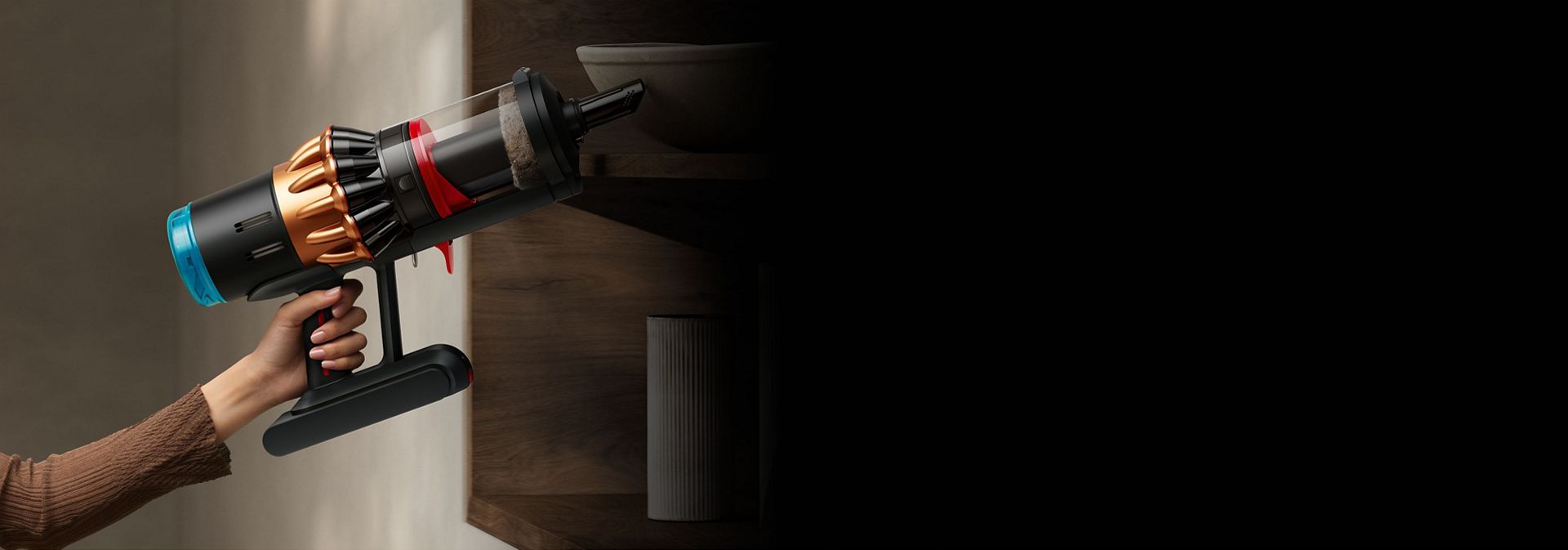 أداة تنظيف الأركان المُدمجة بينما تُستخدَم للتنظيف حول الطاولة.