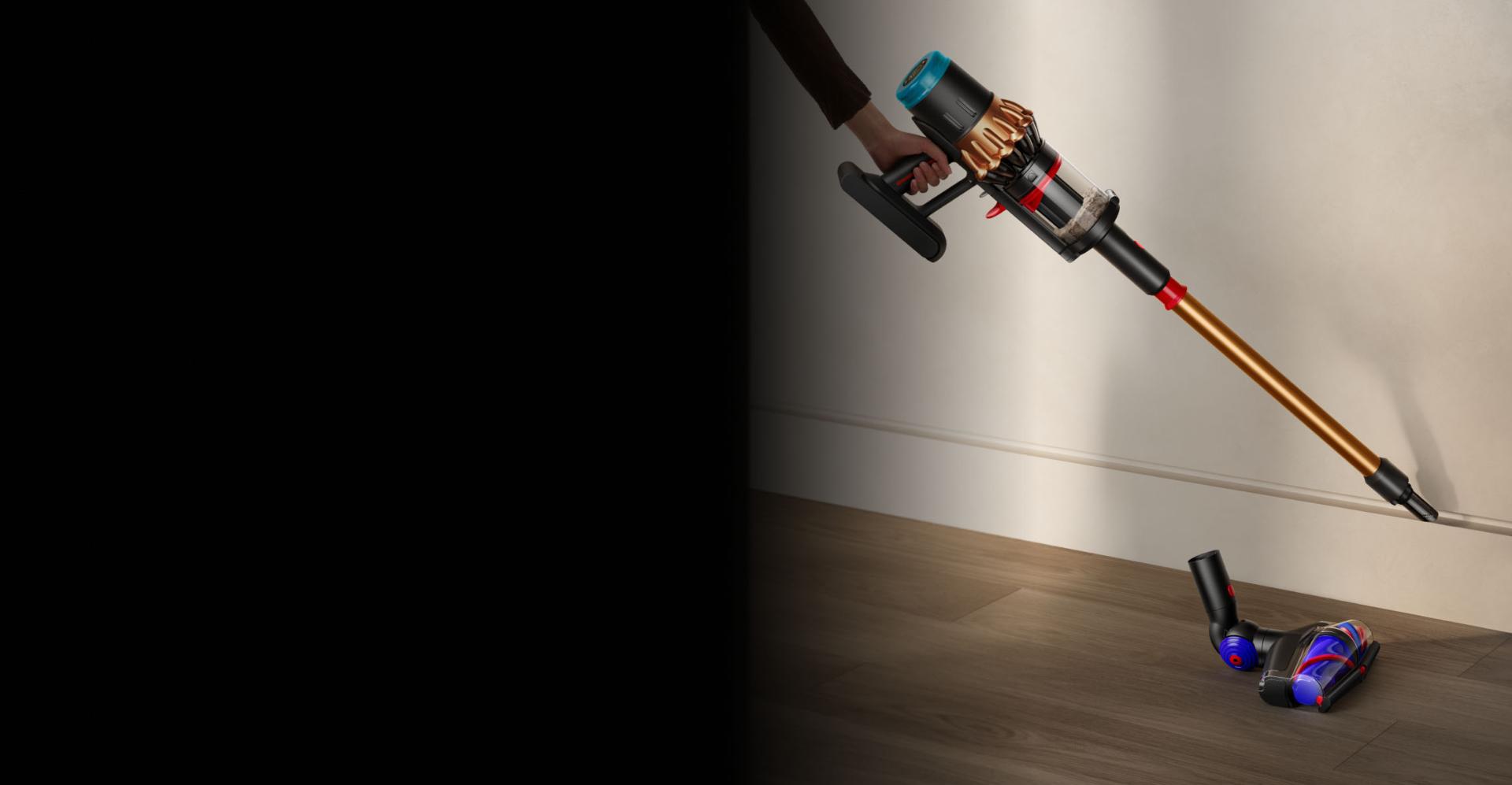 Tolmuimeja Dyson Piston Animal varrega tarvikuga puhastatakse põrandaliistu serva.