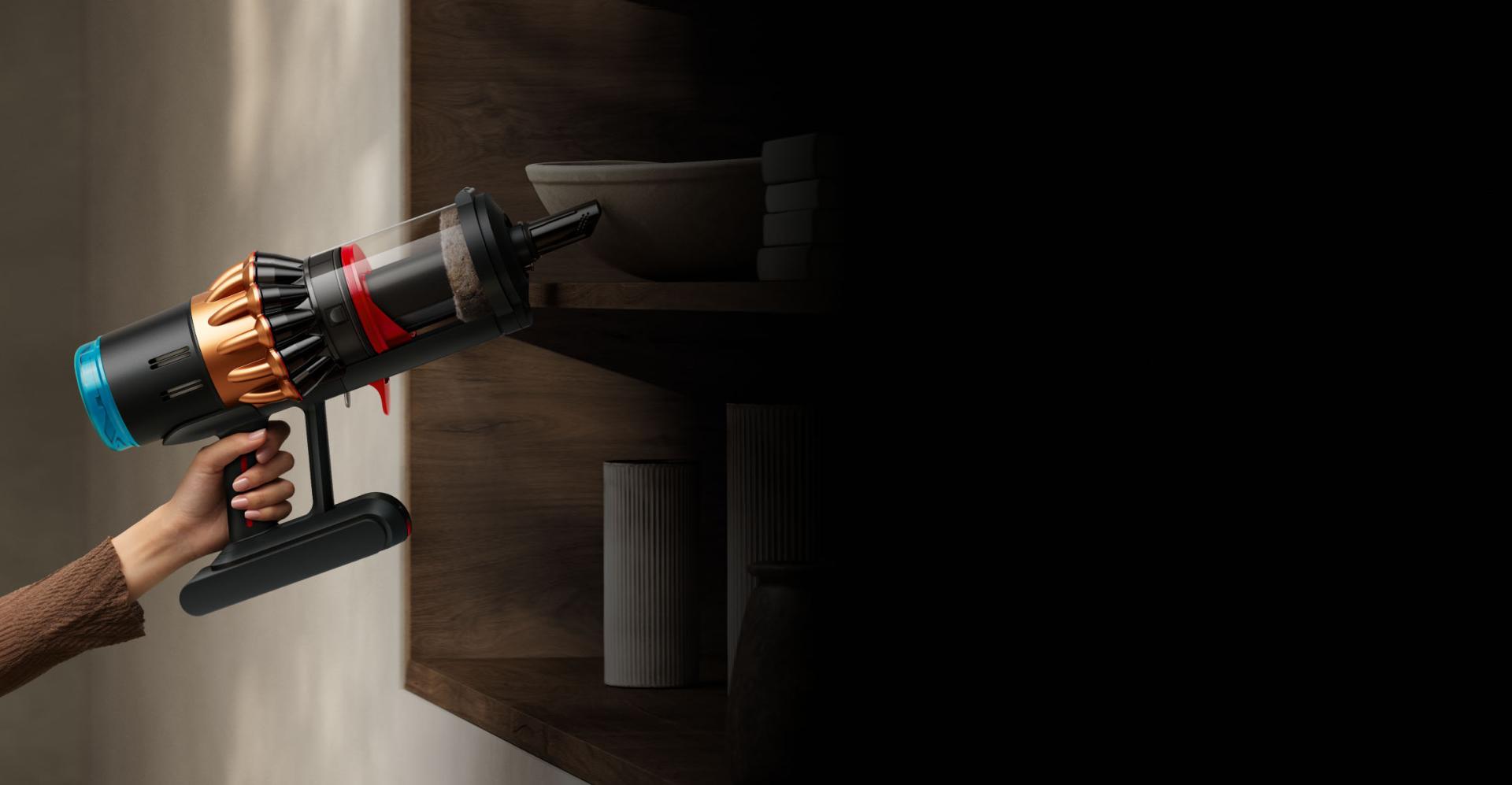 أداة تنظيف الأركان المُدمجة بينما تُستخدَم للتنظيف حول الطاولة.