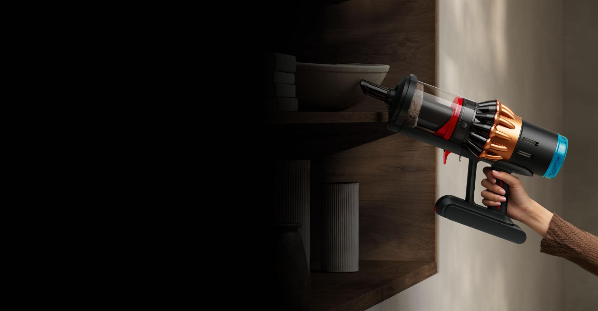 Sisseehitatud kitsa otsakuga puhastatakse laua ümbrust.