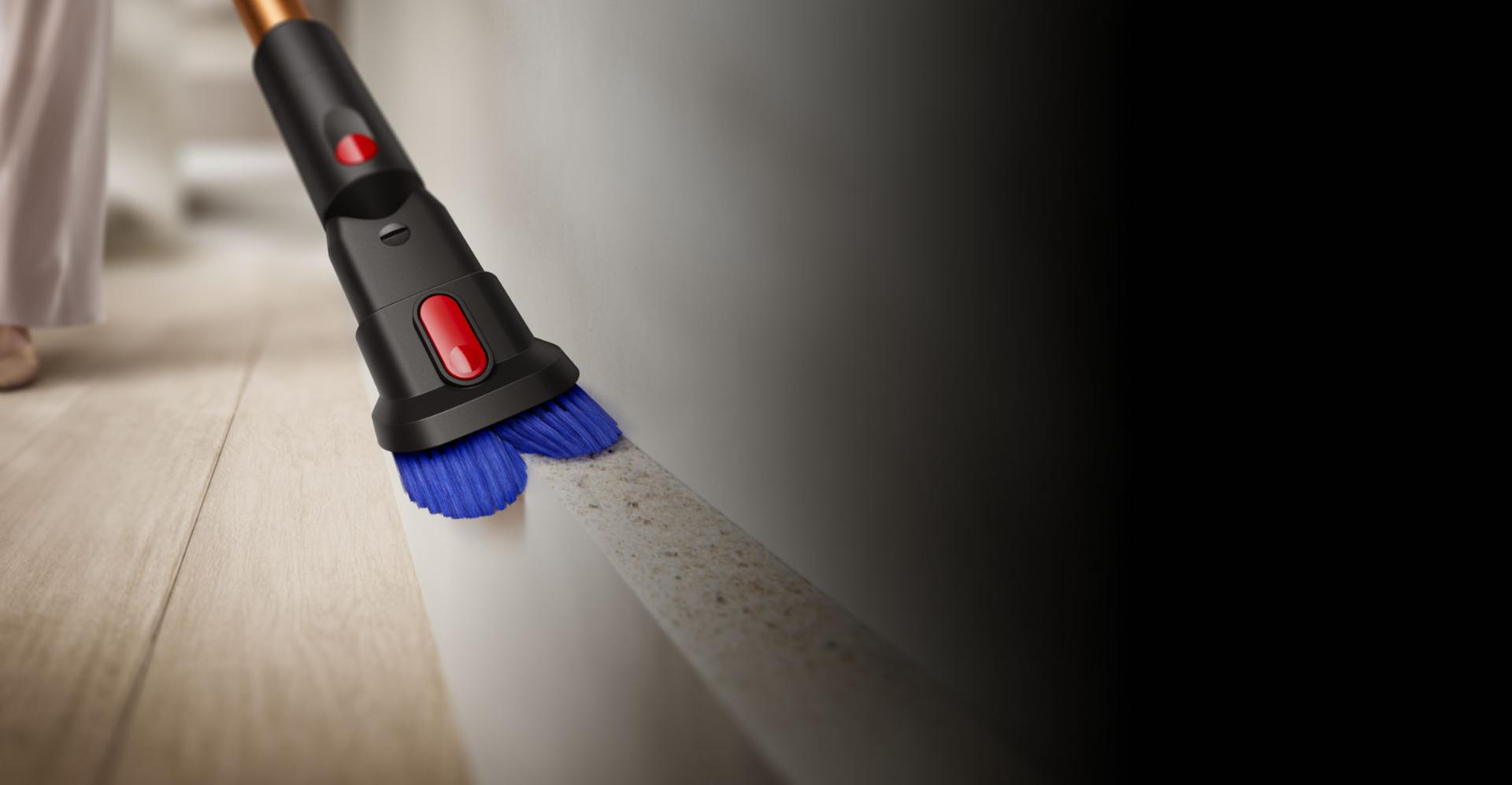 أداة التنظيف الشامل بمكنسة Dyson Piston Animal التي تُنظّف حول الطاولة