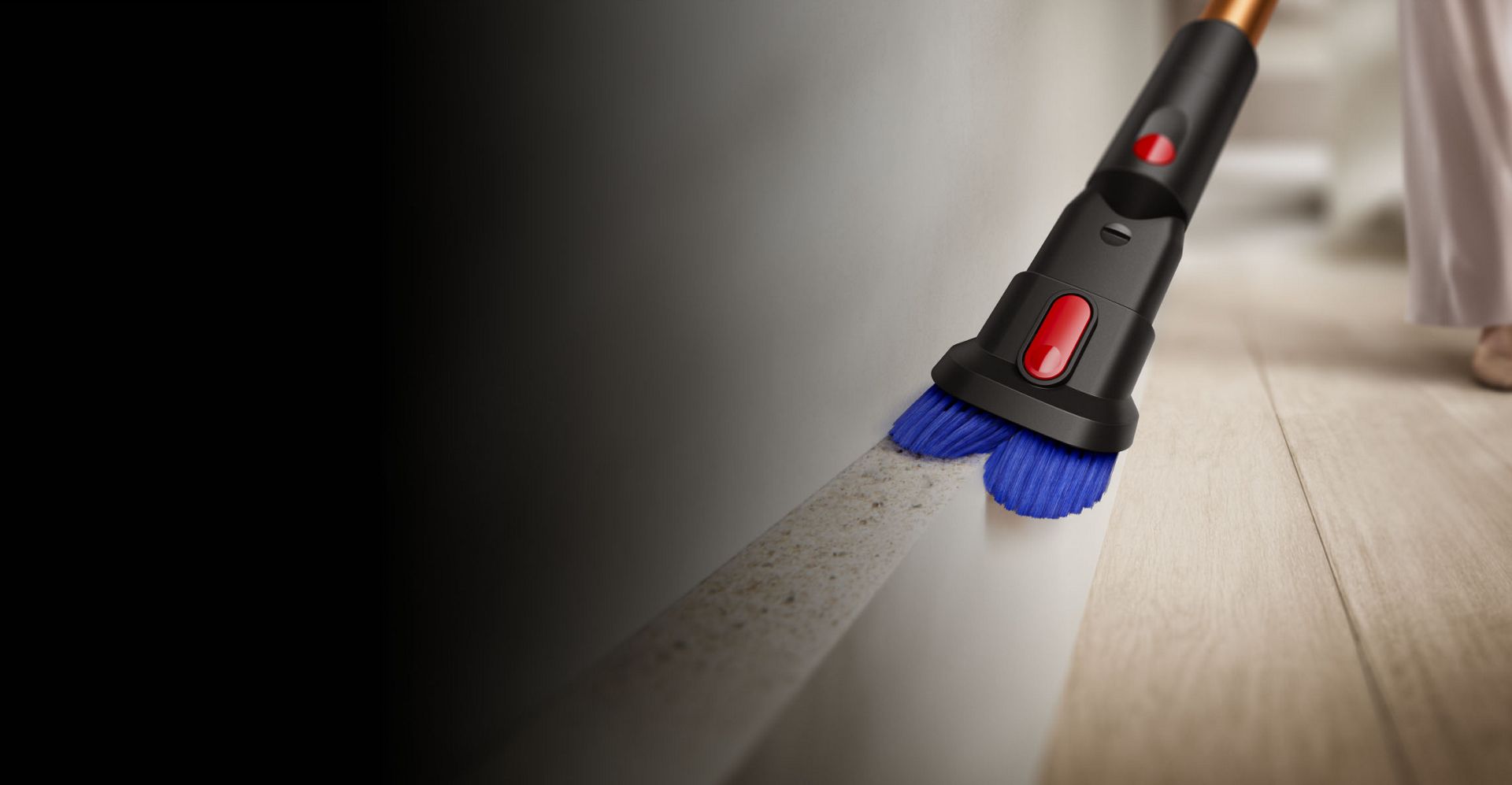 Kombinovaná hubice vysavače Dyson Piston Animal při úklidu kolem stolu.